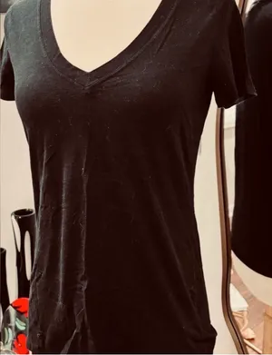 Forever 21 Black Solid V-Neck Short Sleeve Top thumbnail 1