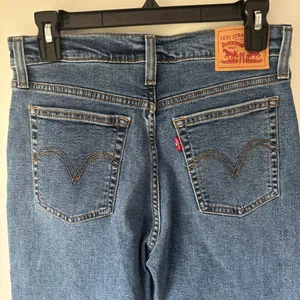 Levi’s Wedgie Straight Jeans Medium Wash Denim High Waist Raw Hem thumbnail 7