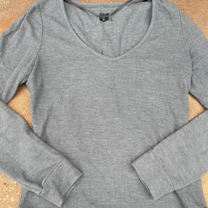 Brandy Melville BDG Grey long sleeve scoop neck top / fits like an xs thumbnail 3