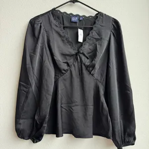 NWT Gap Babydoll Blouse Womens Small Scallop Eyelet Satin Black Office Bow Top thumbnail 2