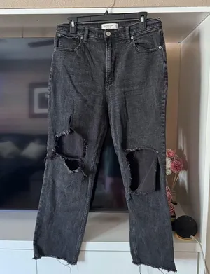 Abercrombie and Fitch Ankle Straight Ultra High Rise Black Distressed Jeans thumbnail 2