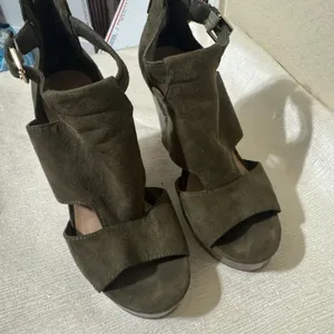 Parker And Sky Wedges‎ Womens Size 6 Olive Green Suede High Heels Peep toe thumbnail 2