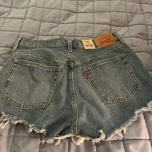 Levi's 501 Womens Denim Shorts NWT Size 30 thumbnail 2