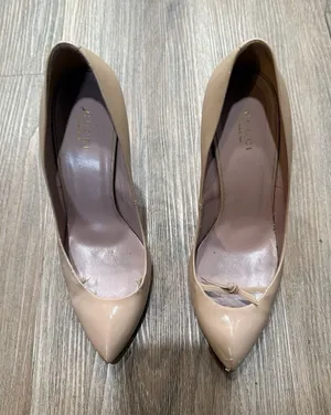 Gucci Pump‎ Beige Patent Bow Stiletto Pointed Toe Women's Heel 39.5 thumbnail 1
