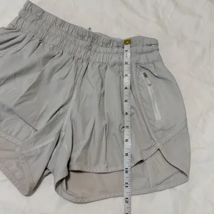 Lululemon Tracker Short V 4" Running Shorts Size 6 in Light Gray thumbnail 6