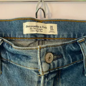 Abercrombie & Fitch The 90s Straight Ultra High Rise Jeans Women's size 30 / 10 thumbnail 2