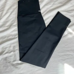 Aerie Women’s Classic Black Leggings thumbnail 2