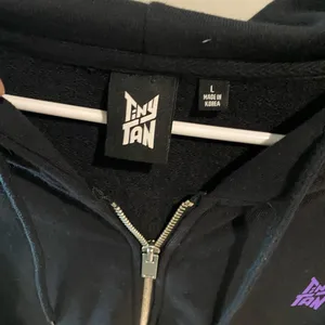 TinyTAN BTS Black Zip-Up Hoodie with purple graphic , size L, unisex thumbnail 4