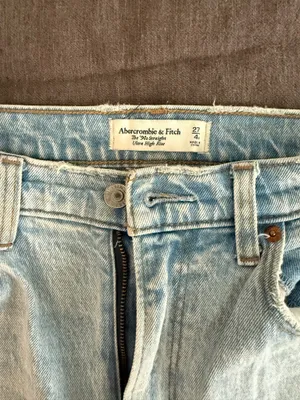 Abercrombie Light Wash 90s Ultra High-Rise Jeans thumbnail 2