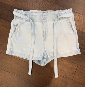 American Eagle Paperbag Waist Mom Short in Light Wash Size 14 - C45-008 thumbnail 1