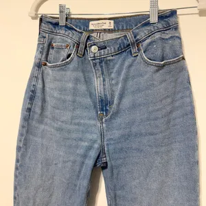 Abercrombie & Fitch The ‘90s Slim Straight Ultra High Rise Cross Size 26 / 2 R thumbnail 3
