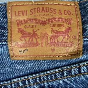 Levi’s 501 Original Cutoff Shorts W28 High Rise Button Fly Frayed Denim thumbnail 4
