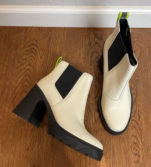Sorel Brex Heel Cream Leather Chelsea Ankle Boots with Black Elastic Panels Sz 7 thumbnail 1