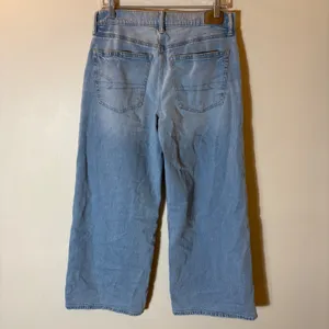 American Eagle Low-Rise Ultra Wide Leg Jeans Size 4 Light Wash Denim thumbnail 4