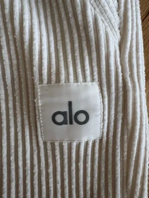 Alo Yoga Ivory Muse Set thumbnail 11