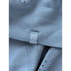 Lululemon Top Womens 8 Gray Perforated Long Sleeve Athletic Running‎ Active thumbnail 3