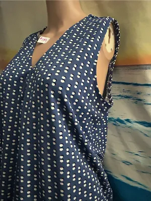Ann Taylor Women’s Navy Blue Sleeveless V-Neck Dot Print Top LG Petite thumbnail 3
