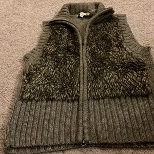 ‎Cabi small fuzzy vest thumbnail 3