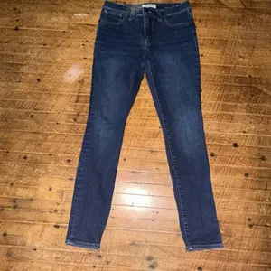 Madewell dark wash 9 inch mid rise skinny sustainable jeans thumbnail 3