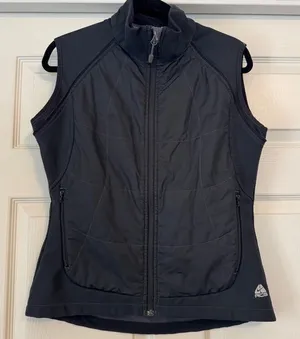 Women's Nike ACG Vest Size M Black Running thumbnail 1