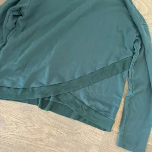 beyond yoga green back crossover hooded hoodie pullover sweatshirt thumbnail 5