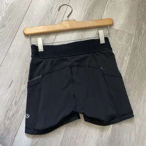 Lululemon Workout Shorts pockets running bike womens Black (size 2) activewear thumbnail 2