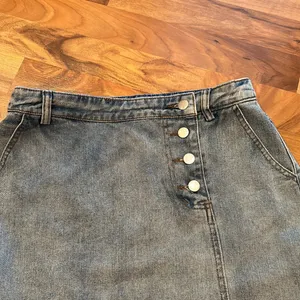 Women’s size medium‎ Gilli brand denim skirt thumbnail 2