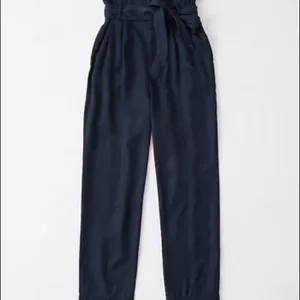Abercrombie ✨ Belted Tapered Pants✨ thumbnail 4