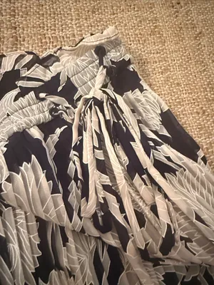 Club Monaco Katya Floral Pleated Short Navy Cream Size 10 thumbnail 4