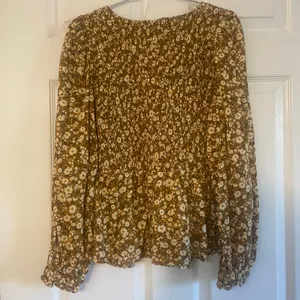 NWT Old Navy Size M Smocked Long-Sleeve V-Neck Blouse for Women thumbnail 2