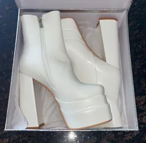 PERFECT CONDITION WHITE LEATHER BOOTIES Size 7 thumbnail 1