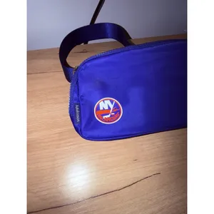 Lululemon Crossbody Camera Bag 2L NY Islanders P thumbnail 4