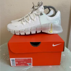 NWT Nike Free Metcon 5 Premium Women’s size 9 thumbnail 1