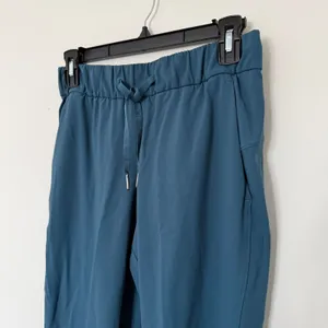 Lululemon On The Fly 7/8 Pant Blue Luxtreme 27" Travel Work Move Trousers Sz 4 thumbnail 5