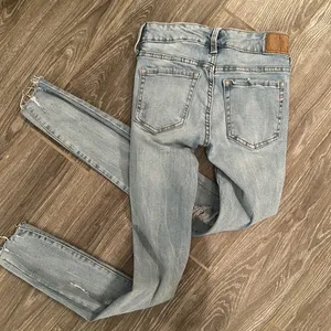 Women’s size 0 low rise jegging light wash destroyed stretchy jeans thumbnail 5
