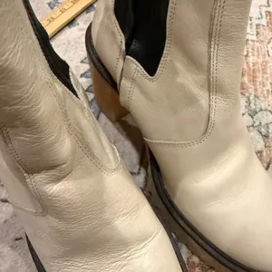 Free People James Chealsea Cream leather and Black Heeled Boots size 7 thumbnail 14