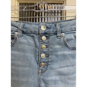 American‎ Eagle Denim Shorts Size 6 Curvy Hi-Rise Button Fly Distressed Hem thumbnail 2
