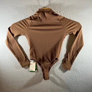1297 |‎ NWT Halara Ribbed Mock Neck Long Sleeve Bodysuit Brown Womens XS thumbnail 2