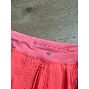EUC Women Lululemon Pleat To Street Skirt II Grapefruit neon tennis skirt Size 8 thumbnail 10