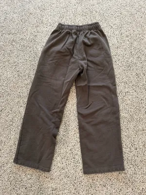 Alo yoga sweatpants in espresso thumbnail 2