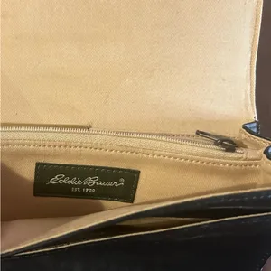 Eddie Bauer Black Leather Interior Zip Wallet great shape thumbnail 4