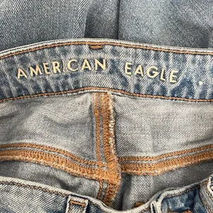 American Eagle Womens Mom Straight‎ Jeans Distressed Light Wash Blue Size 2 Reg thumbnail 7