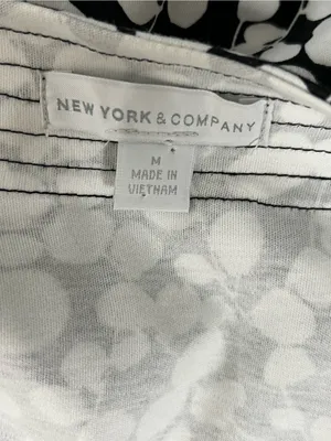 New York & CompanySleeveless Black & White Printed Shift Dress Size Medium thumbnail 5