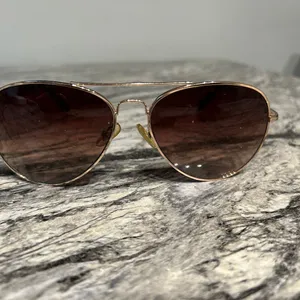 Chic Gold Aviator Sunglasses thumbnail 2
