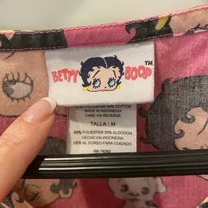 Retro Betty Boop Scrub Nursing Top Medical Pink Cartoon M Scrubs Nurse thumbnail 5