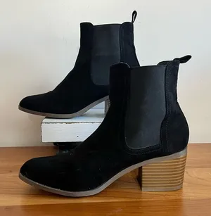 Women's Forever 21‎ Black Faux Suede Heeled Ankle Booties Size 10 thumbnail 1