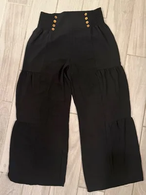 High-Waist Wide-Leg Black Pants with Button Detail thumbnail 2