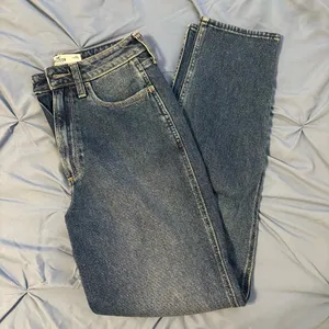 Hollister Curvy High-Rise Mom Jeans thumbnail 2