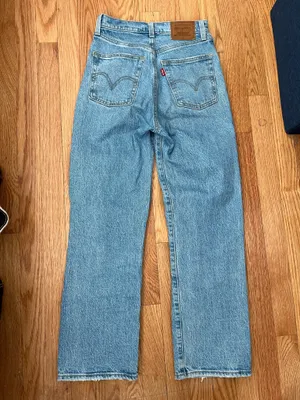 Levi’s Ribcage Straight Ankle Jeans thumbnail 2