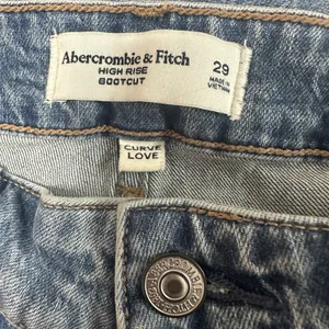 Abercrombie & Fitch High Rise BootCut Curve Love Jeans Size 29 Raw Hem Med Wash thumbnail 5